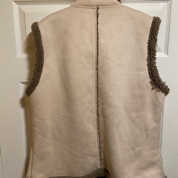 Akemi Vest - Picture 7 of 11